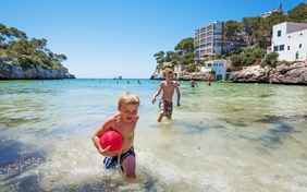 Im seichten Wasser der Bucht können auch die Kleinen prima baden. - Foto: Bethel Fath